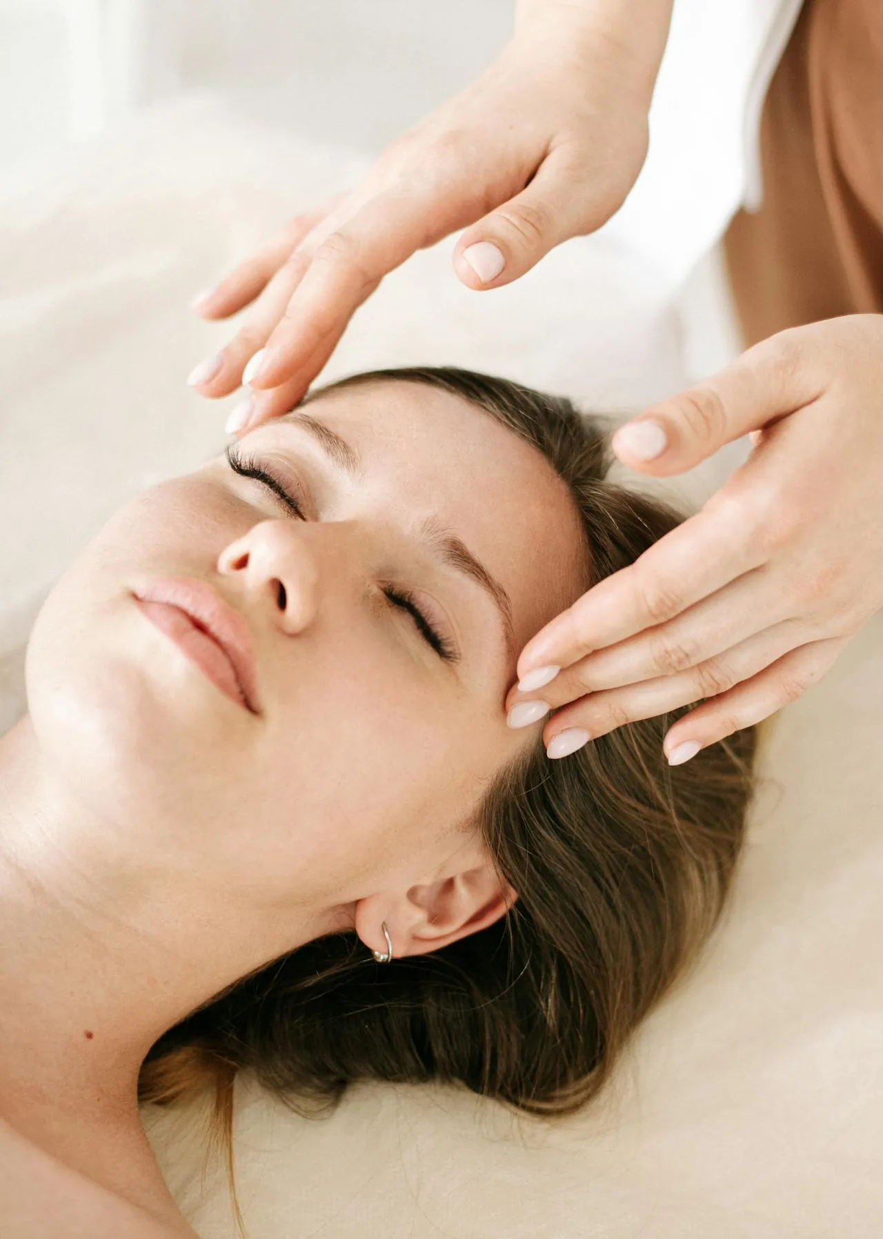 Lifting facial japonés en Marbella con técnica manual para rejuvenecer y relajar profundamente