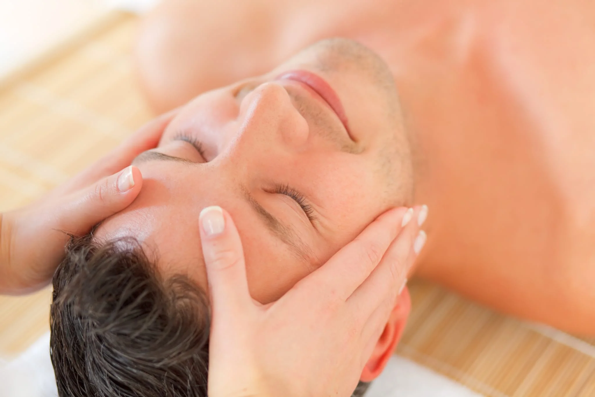 Masaje craneofacial relajante para hombre en Marbella, tratamiento terapéutico con enfoque holístico