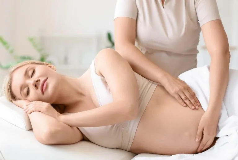 Masaje prenatal en Marbella para embarazadas con enfoque terapéutico y relajante